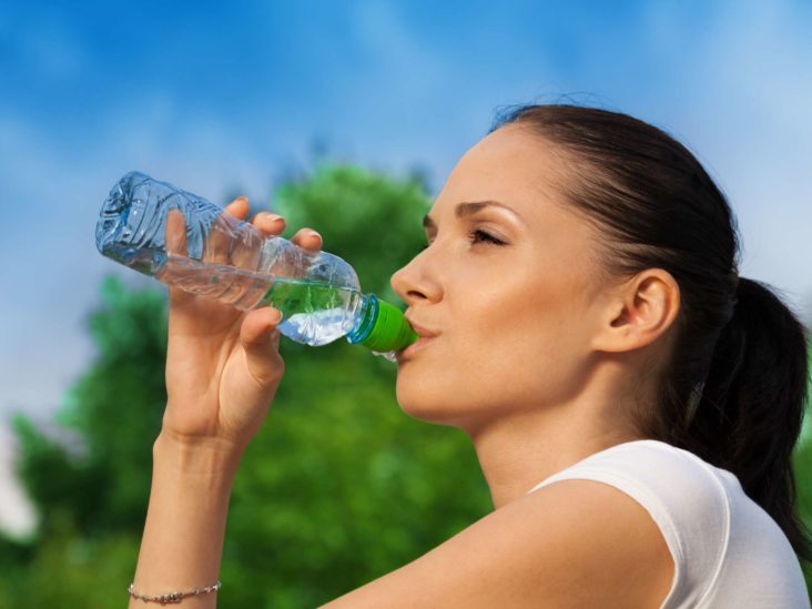 خانمی در حال نوشیدن آب